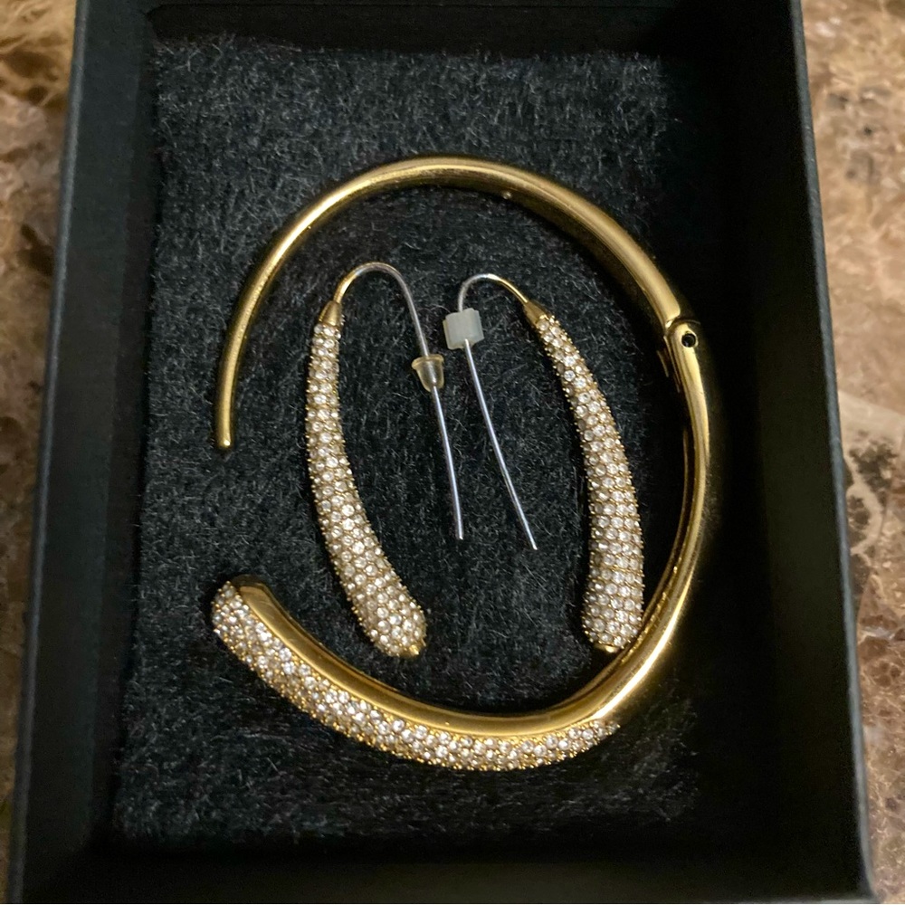 🔥$50🔥Price Drop Michael Kors Earrings and Bracelet gold jewelry set.